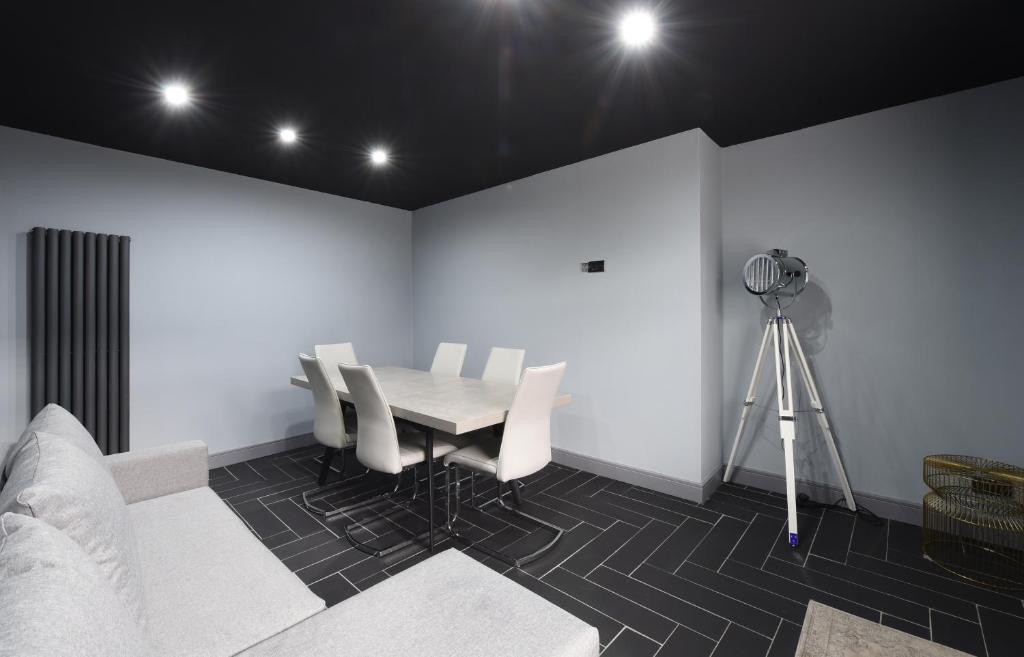 Swan Street Suite Slps 23 room 2